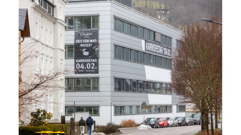 Mit großen Bannern wirbt die Manufaktur Glashütte Original für den Karrieretag am Sonnabend.