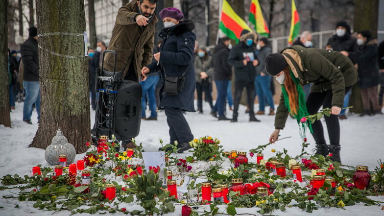 Blumen und Kerzen haben die Teilnehmer der Gedenkveranstaltung für Halil S. an der Stelle abgelegt, an der sich der 49-Jährige angezündet hat.