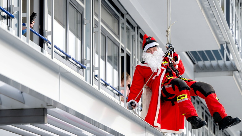 Der Nikolaus seilt sich in Bautzen  vom Krankenhausdach auf Höhe der Kinderklinik-Station ab. Sylvio Bolz von der Feuerwehr Bautzen schlüpfte dafür in die Rolle des Nikolauses.