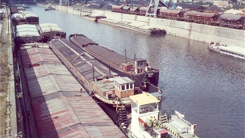 1975: Im Hafen Riesa herrscht reger Schiffsverkehr. 1988 wird der Güterumschlag in den sächsischen Binnenhäfen bei vier Millionen Tonnen liegen.
