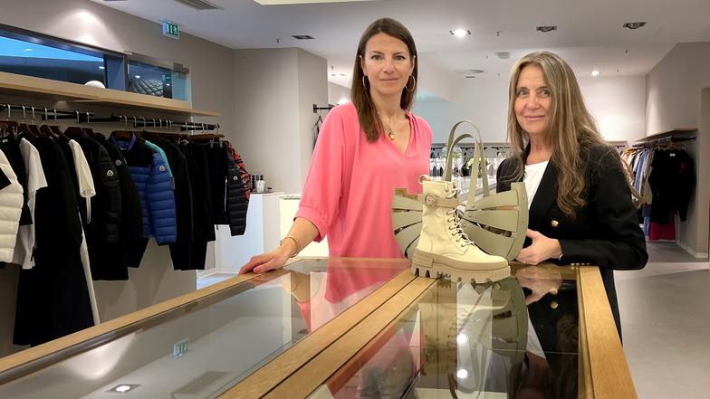 Centermanagerin Andrea Knabe (li.) mit Dagmar Lautner-Schreiber in deren neu eröffnetem Laden La Boutique.