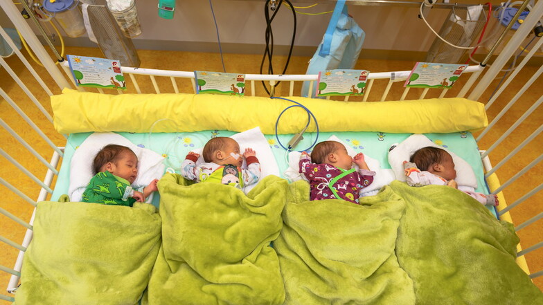 Die Vierlinge Sham, Joud, Ahmad und Ayham nach der Geburt, inzwischen konnten sie das Krankenhaus verlassen.