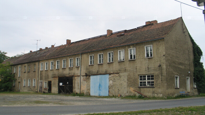 Das Mehrfamilienhaus auf dem Gutshof in Uhyst ist abrissreif. Pläne für eine alternative Bebauung hatte der Landkreis zunächst ausgebremst.