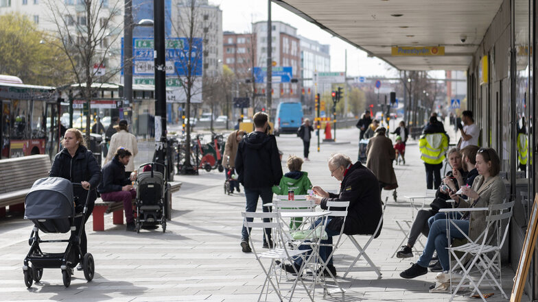 Während in großen Teilen Europas die Menschen wegen der Coronavirus-Pandemie zu Hause bleiben müssen, dürfen sich die Schweden weiter in Cafes und Kneipen treffen