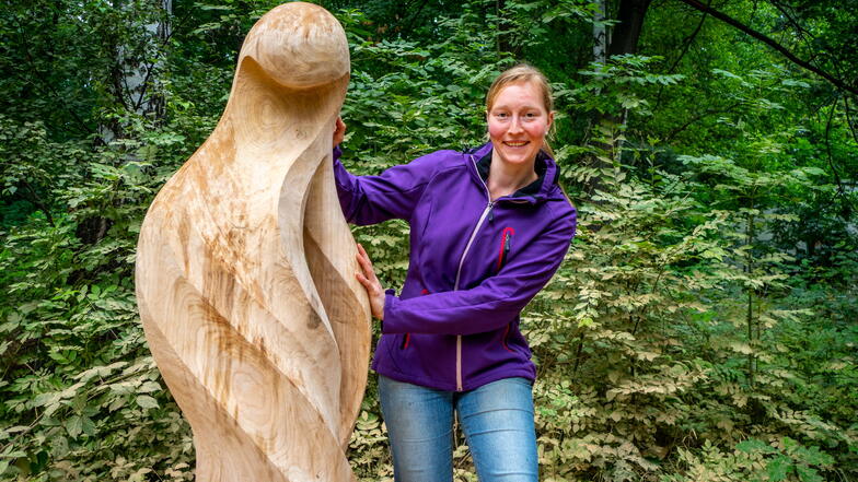 Von der Künstlerin Daniela Schwarz stammt die Holzfigur. „Elfenzauber“, die während der Aktion „Kunst am Wasser“ entstand.