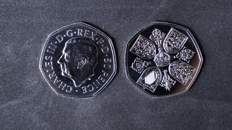 Die ersten britischen Geldmünzen mit dem Konterfei des neuen Königs Charles III. kommen in den Uml auf. Die Münzprägeanstalt Royal Mint hat an ihrem Sitz im walisischen Llantrisant mit der Produktion von 50-Pence-Stücken begonnen.