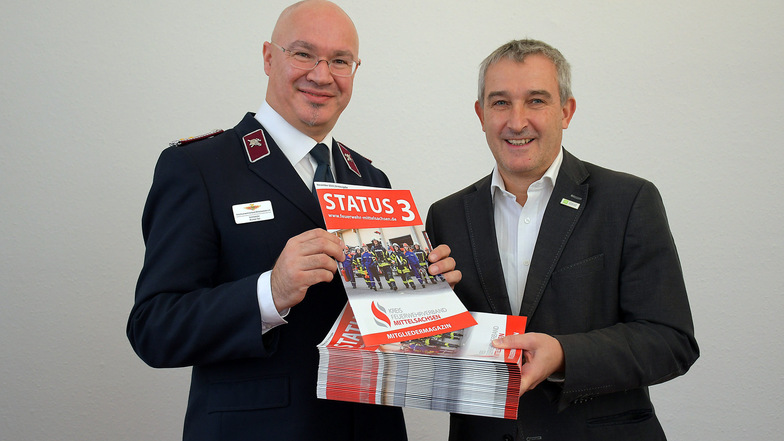 Gemeinsam mit dem Döbelner Anzeiger gibt der Kreisfeuerwehrverband das Mitgliedermagazin „Status 3“ heraus. Verbandschef Michael Tatz nimmt die druckfrischen Hefte von Verlagsgeschäftsführer Matthias Poch (r.) entgegen.