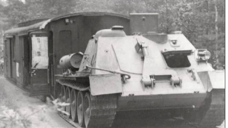Mit dem Panzer auf den Sportplatz: 1966 zog militärisches Gerät einen Waggon in den Raschützwald. Bis 1992 diente er als Umkleidekabine.