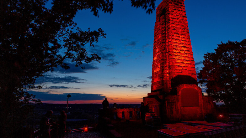 Im Juni 2020 leuchtete das Denkmal auf dem Windberg bereits einmal.