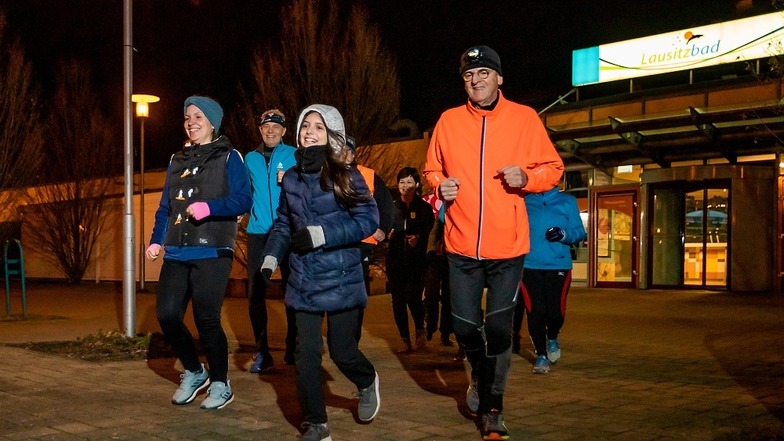20 Jahre Winterlauftreff: Die Hoyerswerdaer Läufer um Manfred Grüneberg (2.v.l.) starteten am Donnerstagabend in die Jubiläumssaison – wie immer vom Lausitzbad aus.