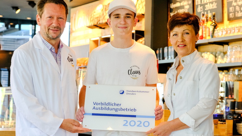 Lutz und Steffi Claus von der Bäckerei und Konditorei Claus in Coswig mit Lehrling Tony Eifrich. Zusammen haben sie es soweit gebracht, dass sie von der Handwerkskammer als vorbildlicher Ausbildungsbetrieb ausgezeichnet worden sind.