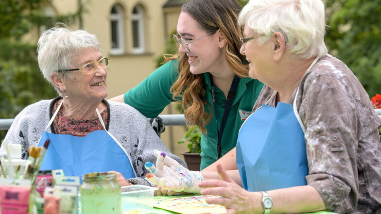 In der neuen Tagespflege im Malteserstift St. Hedwig werden Senioren viele verschiedene Aktivitäten angeboten, bei schönem Wetter auch oft im Freien.