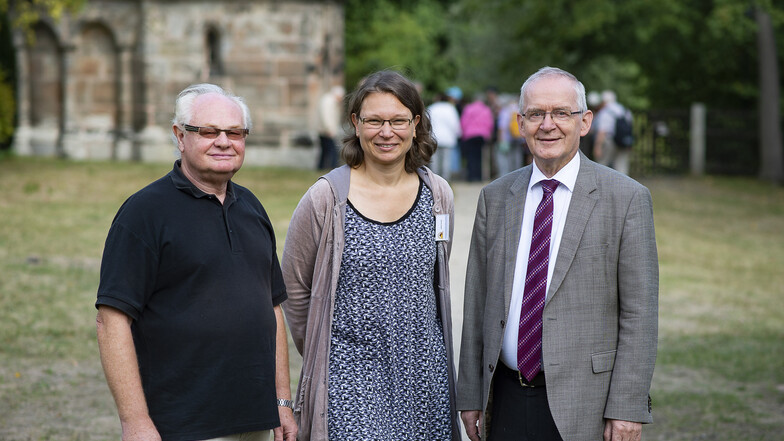 2018 posieren Michael Vogel, Janet Conrad und Generalsuperintendent Martin Herche für ein Foto vor dem Heiligen Grab in Görlitz.