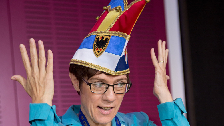 Die CDU-Vorsitzende und Verteidigungsministerin Annegret Kramp-Karrenbauer wird erste Sonderbotschafterin des Bundes Deutscher Karneval .