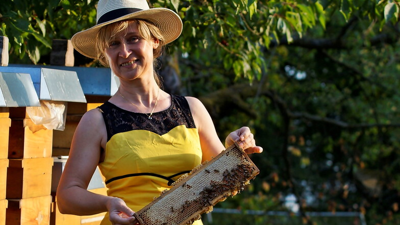Imkerin Ina Scholze erklärt Gästen des "kleinen Elbhangfestes" am Samstag ihr Hobby im eigenen Garten in Pappritz.