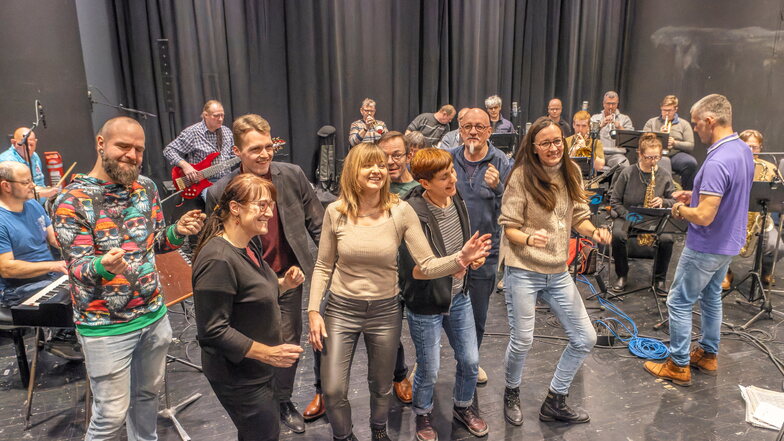 Das Ensemble von „LogeNr5“ und die Small Town Big Band bei einer gemeinsamen Probe im TiB im Döbelner Theater. Beim Konzert am 26. Januar sind Stücke aus früheren Inszenierungen und aus dem Repertoire der Big Band zu hören.