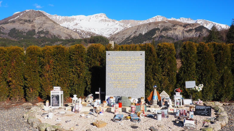 Frankreich, Le Vernet: Eine Gedenktafel mit Inschriften in vier Sprachen erinnert an den Flugzeugabsturz vor fünf Jahren.