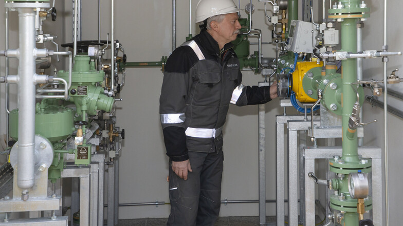 Peter Riedel, Baubeauftragter der Enso Netz, öffnete  für sächsische.de die neue Gas-Übergabe-Regelanlage in Kleinopitz.