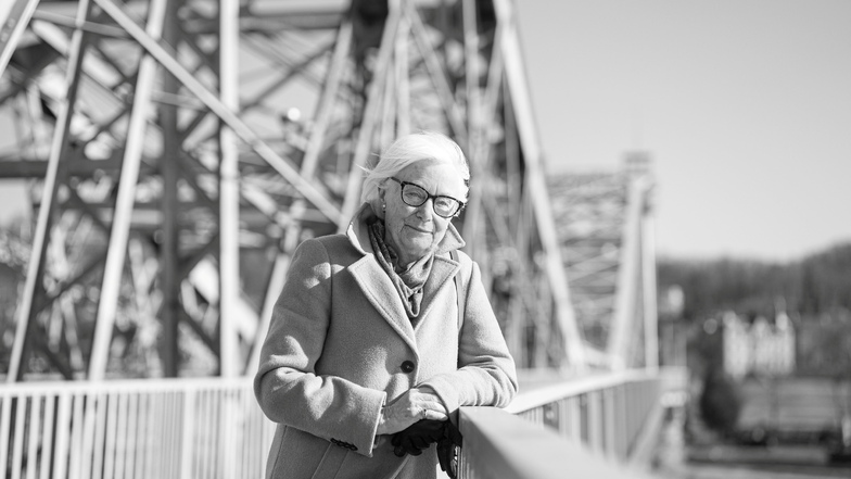 Christa-Maria Callori-Gehlsen beim Spaziergang auf dem Blauen Wunder in Dresden. Beim Bombenangriff war die Brücke für sie der Weg aus der brennenden Stadt. Foto: Ronald Bonss