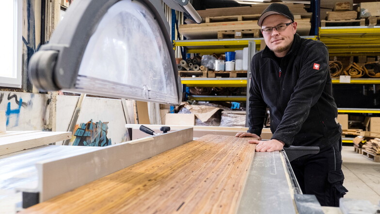 Nevi-Mitarbeiter Ronny Nachtigall sägt Furniermaterial aus Birkenrinde zurecht.