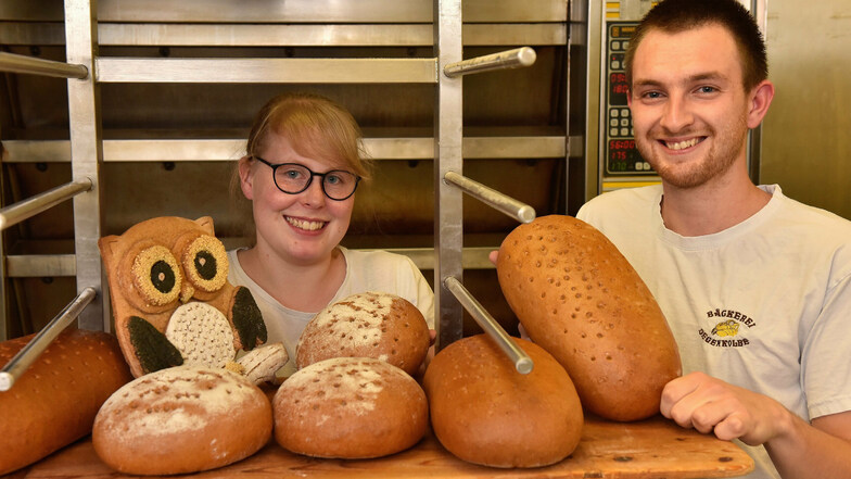 Michelle Pöhlmann ist Sachsens beste Auszubildende im Bäckerhandwerk, hier mit ihrem Schaustück. Neben ihr steht ihr Lehrausbilder in der Schlottwitzer Bäckerei Tannenbaum-Degenkolbe, Bäckermeister Tom Rudolf.