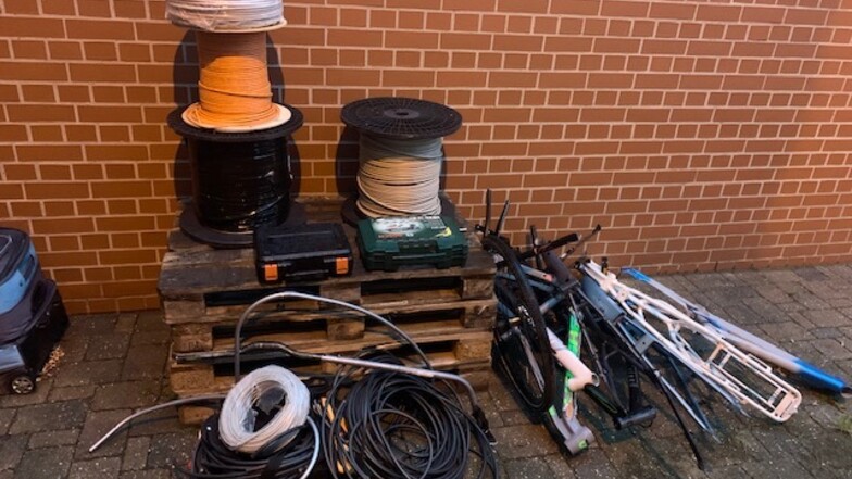 Unter anderem Fahrradrahmen und 200 Kilo Kabel haben die Beamten in der Wohnung gefunden.