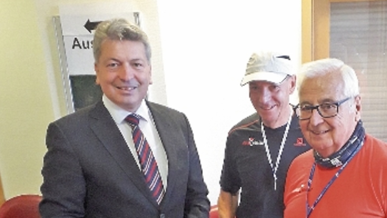 Manfred Göhler (rechts) freut sich über die Anerkennung, die Landrat Arndt Steinbach (li) und KSB-Präsident Rolf Baum immer wieder dem Sport zuteilwerden lassen. Am Sonnabend gibt es ein Wiedersehen.