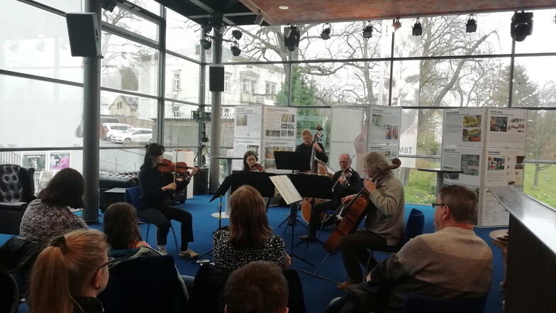 15 Jugendliche und ihre Familien erlebten ein Konzert von Musikern der Elblandphilharmonie im Foyer der Landesbühnen.