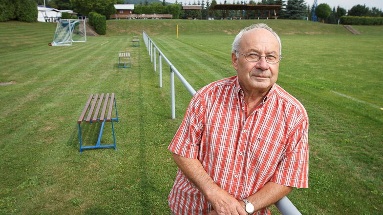Reinhard Donhauser, Vorsitzender des SV Blau-Weiß Deutsch Ossig, setzt sich seit nunmehr 65 Jahren für den Sport ein.