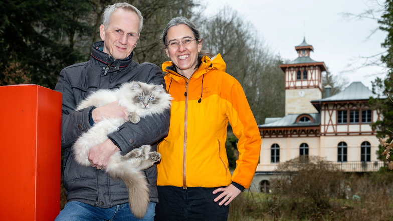 "Wir wohnen, wo andere Urlaub machen." Hans und Cindy Lubbers mit Kater Gamble vor ihrem Jagdschloss Bielatal. Die beiden Niederländer haben in der alten Fabrikantenvilla ihr Zuhause gefunden.