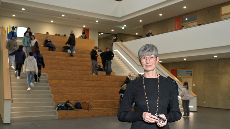 Am Gymnasium Pieschen ist Kerstin Ines Müller Direktorin: Sie hat auch in der Pause ein offenes Ohr für die Schüler.