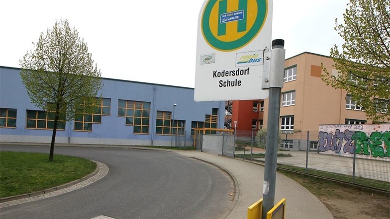 Blick auf die Adolf-Traugott-von-Gersdorf-Oberschule in Kodersdorf, von wo aus der Bus startete.