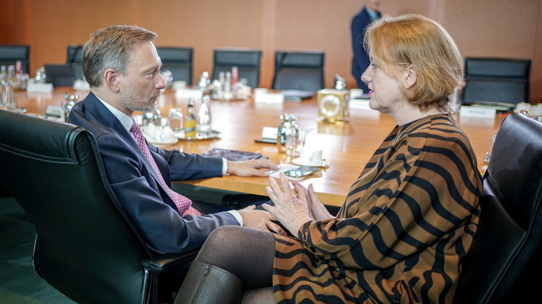 Wie viel soll die Kindergrundsicherung kosten? Darüber sind Finanzminister Christian Lindner (FDP) und Lisa Paus (Grüne) uneinig.
