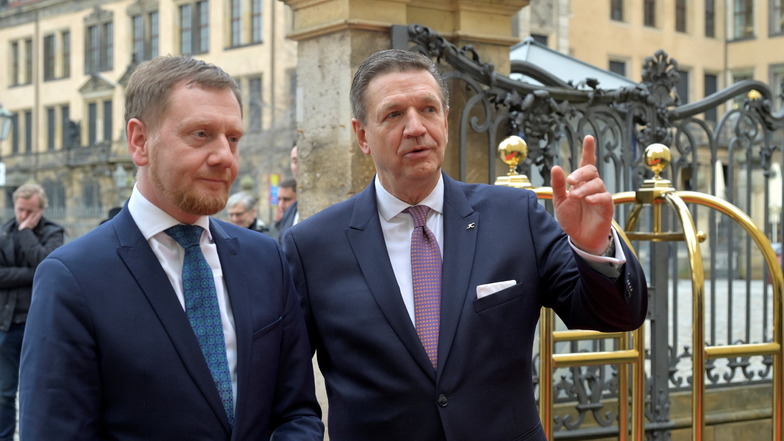 Zu denen, die das Band schließlich durchtrennten, zählte Sachsens Ministerpräsident Michael Kretschmer, hier mit General Manager Marten Schwass.