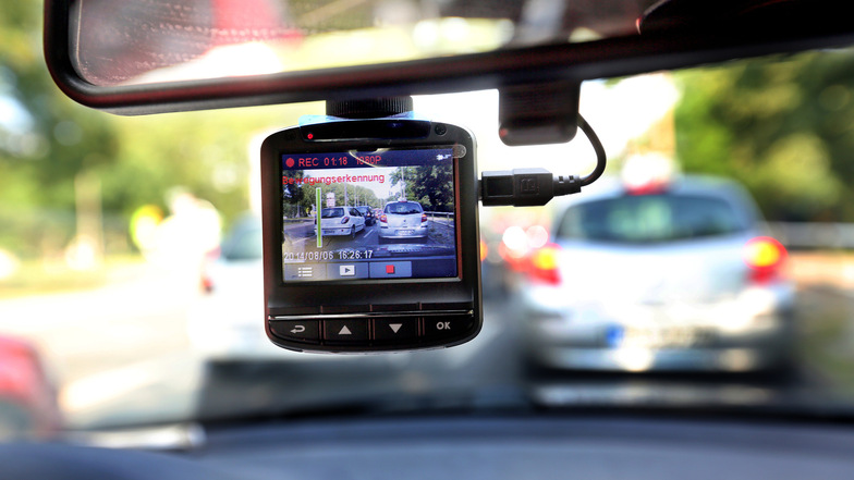 Immer mehr Autofahrer legen sich eine Dashcam zu, um bei Unfällen ihre Unschuld beweisen zu können. Dass sie sich mit der Benutzung dieser Mini-Kameras mindestens in einer juristischen Grauzone bewegen, wissen viele nicht.