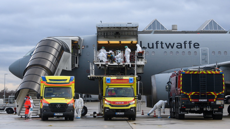 Ein Corona-Patient wird auf dem Flughafen Dresden von medizinischem Fachpersonal der Bundeswehr in ein Flugzeug vom Typ A310 MedEvac der Luftwaffe befördert.