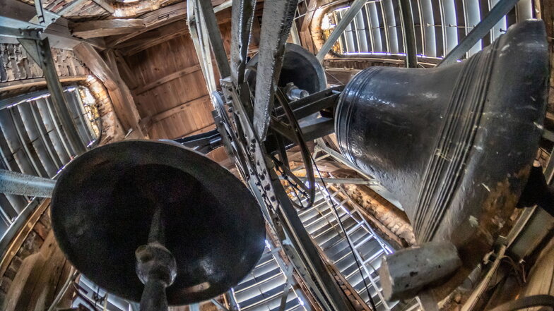 Über drei Tonnen Glocken-Gewicht hängen an dem vernieteten Glockenstuhl der evangelischen Kirche der Brüdergemeine in Niesky. Das Läuten über Jahrzehnte hat seine Spuren hinterlassen und das Stahlgerüst in seiner Befestigung gelockert.