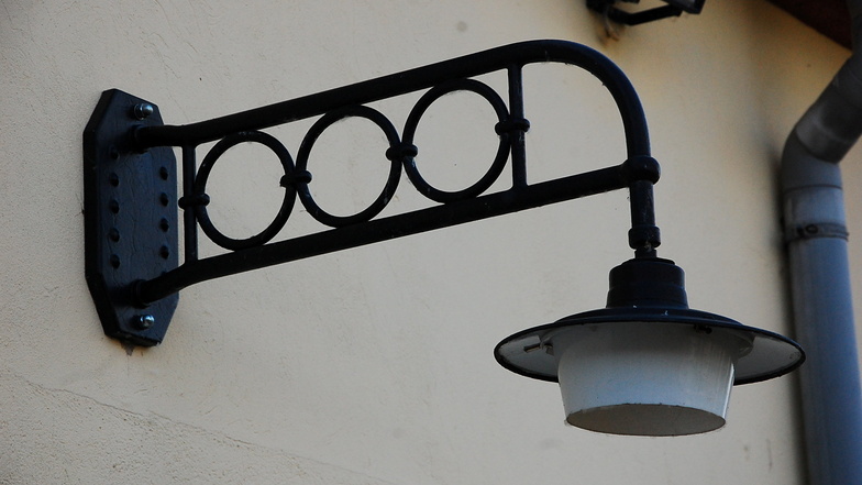 Ein bisschen Flair aus einer vergangenen Zeit verbreitet auch diese Lampe am Vereinsheim.