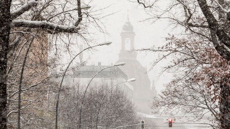 Schnee in Dresden: Blick am Samstagvormittag auf die Frauenkirche