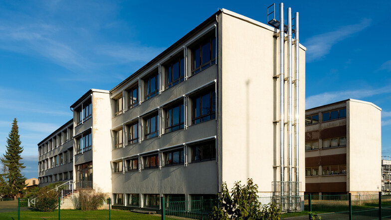 Die ehemalige Mittelschule in Arnsdorf wurde 2005 geschlossen. Seitdem steht sie größtenteils leer. Eltern sind für einen Einzug der neuen Oberschule in das Gebäude, freilich erst nach einer Sanierung.