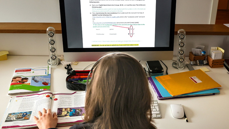 Ein zwölfjähriger Gymnasiast löst am Computer in seinem Zuhause seine Schulaufgaben. Kommunen fordern schnell mehr Unterstützung für Kinder in der Corona-Pandemie.