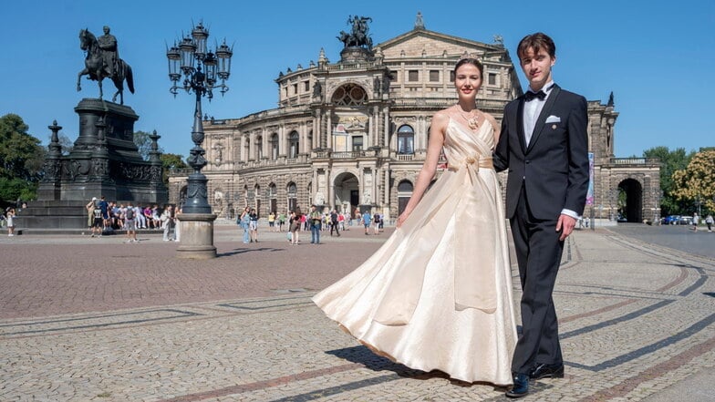 Edle Frische: Franziska Rose und Max Jeschke präsentieren das neue festliche Outfit der Debütanten-Paare vor der Dresdner Semperoper.