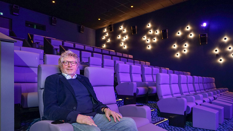 Das Bautzener Kino öffnet am Mittwoch wieder für Besucher. Dann können wegen der Abstandsregeln allerdings auch im Saal 7, in dem Filmpalast-Inhaber Heiner Kieft hier sitzt, nicht alle Sessel belegt werden.