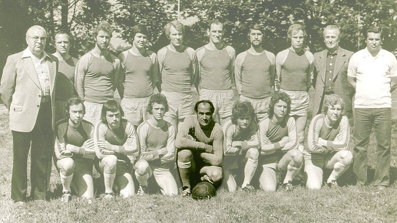 Die erfolgreiche Aufstiegsmannschaft von Motor WAMA Görlitz 1974 mit Torhüter Dieter Hasse vorn in der Mitte.