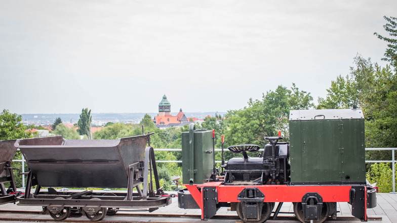Am Aussichtspunkt an der Passauer Straße können Besucher nicht nur den Blick über Dresden genießen, sondern nun auch eine kleine Lok mit zwei Loren bestaunen.