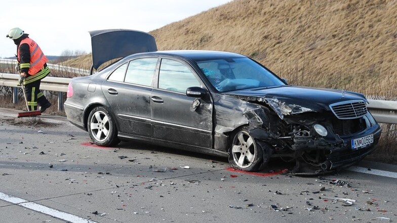 Ein zweiter Unfall ereignete sich etwa 200 Meter vor dem Unfall mit dem Pferdeanhänger. Dieser Mercedes krachte in einen Ford.