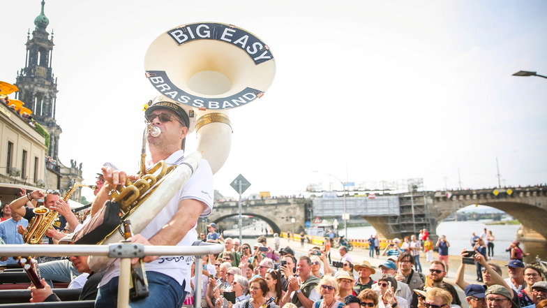 Ein Dutzend "Bilder" zog bei der Dixieparade am Sonntagnachmittag durch die Dresdner Innenstadt, etwa die Hälfte davon mit Musikern wie der Big Easy Brassband aus den Niederlanden, die auf einem Stadtführungsbus spielten.