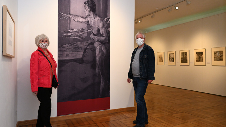 Direktor Rolf Günther und Besucherin Annette Saby aus Dresden mit Mund-Nasen-Schutz und gehörigem Abstand zueinander in der Max-Klinger-Ausstellung.