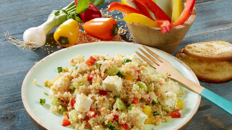 Der Quinoasalat bringt Abwechslung in den Speiseplan. Viel frisches Gemüse und ein gutes Öl mit ungesättigten Fettsäuren machen ihn besonders wertvoll.