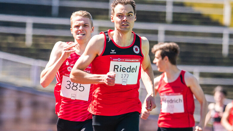 Der Dresdner Jan Riedel gewinnt den 800-m-Lauf.